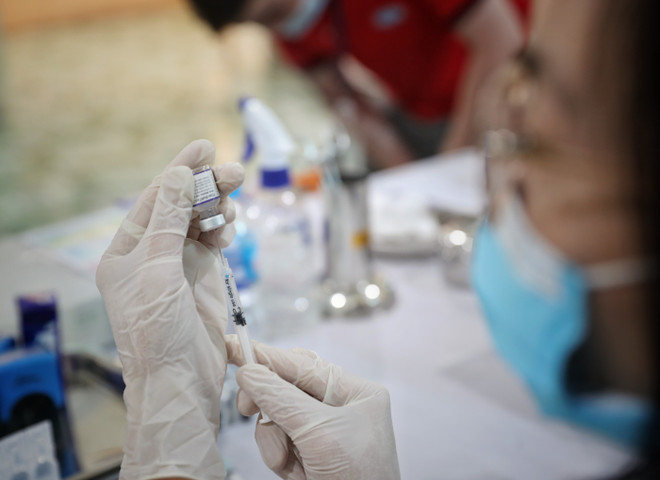 Nhân viên y tế tiêm phòng vaccine phòng COVID-19 cho người dân. (Ảnh: Danh Lam/TTXVN) Bộ Y tế khuyến cáo người dân phòng chống COVID-19 dịp nghỉ lễ ảnh 1