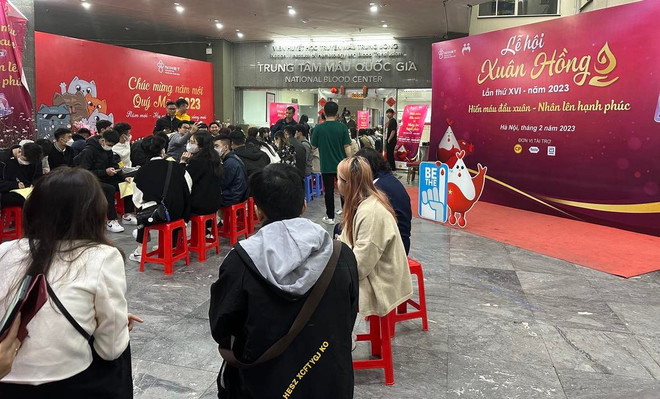 Hàng trăm người hào hứng xếp hàng đi hiến máu cứu người đầu năm mới ảnh 1