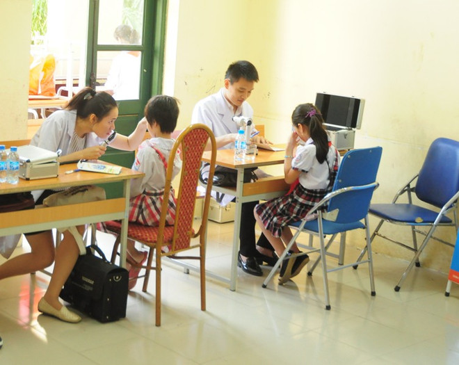 Khám, tư vấn về mắt miễn phí cho học sinh, người dân nghèo ảnh 1