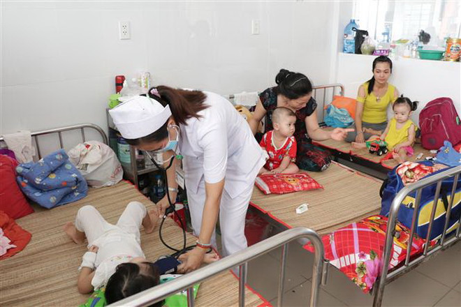 Giao lưu trực tuyến: Vì sao bệnh tay chân miệng diễn biến bất thường? ảnh 1