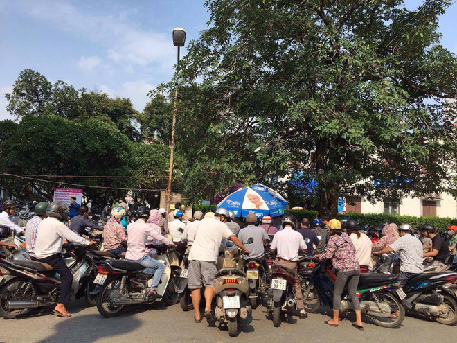 Bệnh viện Bạch Mai thông báo đóng cửa hai bãi trông giữ xe ảnh 1