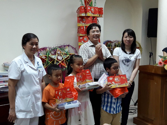 Tặng quà cho các bệnh nhi mắc bệnh hiểm nghèo nhân dịp Trung thu ảnh 1