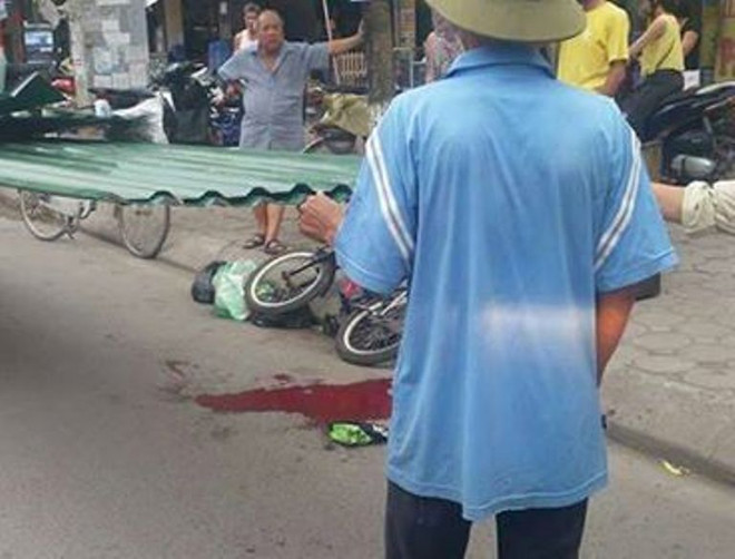 Một bé trai chết thương tâm do không may đâm vào xe chở tôn ảnh 1