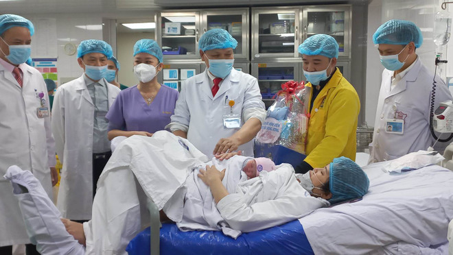 Xúc động khoảnh khắc những em bé chào đời ngày đầu tiên của năm mới ảnh 4