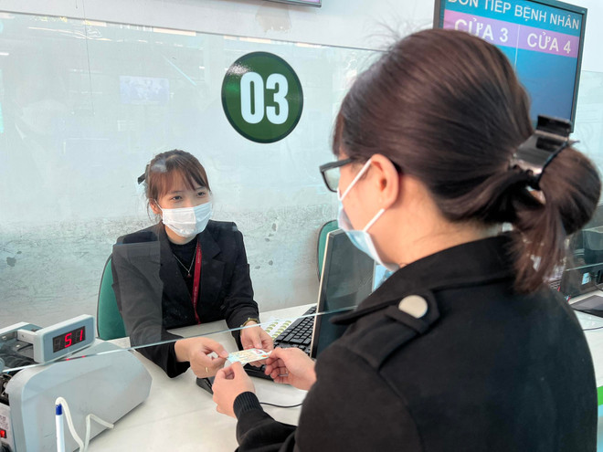 Người dân khám chữa bệnh bằng thẻ căn cước công dân tại Bệnh viện Hữu nghị Việt Đức. (Ảnh: PV/Vietnam+) Chuyển đổi số trong khám, chữa bệnh: Tại sao người dân chưa mặn mà? ảnh 2