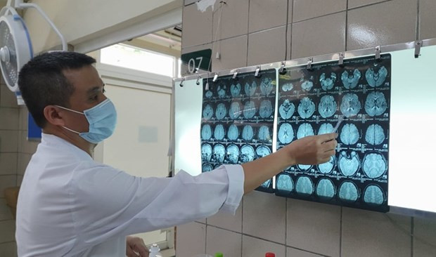 Tiến sỹ Nguyễn Trung Nguyên, Giám đốc Trung tâm Chống độc - Bệnh viện Bạch Mai. (Ảnh: PV/Vietnam+) Những phương pháp phòng chống ngộ độc, giải rượu dịp Tết ảnh 2