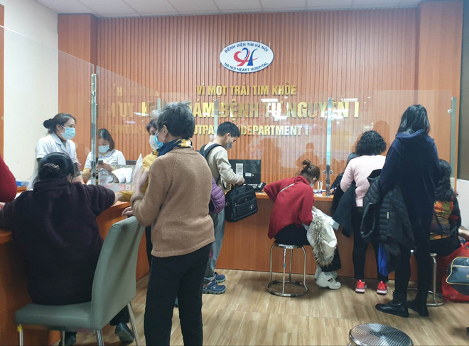 Bệnh nhân đến khám tại Bệnh viện Tim Hà Nội. (Ảnh: T.G/Vietnam+) Làm thế nào để tăng cường sức đề kháng, “vượt lạnh” an toàn? ảnh 3