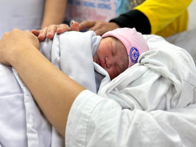 Xúc động khoảnh khắc những em bé chào đời ngày đầu tiên của năm mới ảnh 1