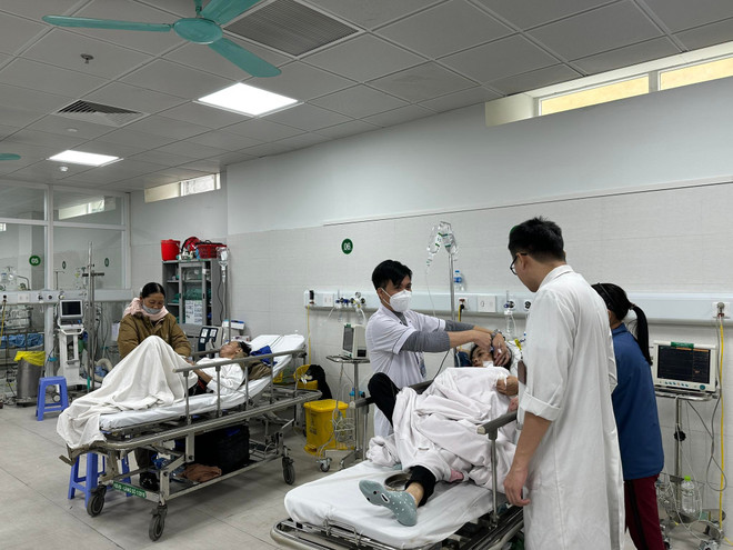 Bác sỹ điều trị cho bệnh nhân tại Bệnh viện Hữu nghị Việt Đức trong dịp Tết. (Ảnh: PV/Vietnam+) Khám, cấp cứu cho trên 312.000 người trong 6 ngày nghỉ Tết Nguyên đán ảnh 1