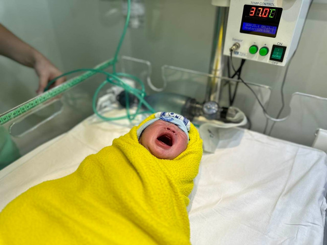 Xúc động khoảnh khắc những em bé chào đời ngày đầu tiên của năm mới ảnh 2