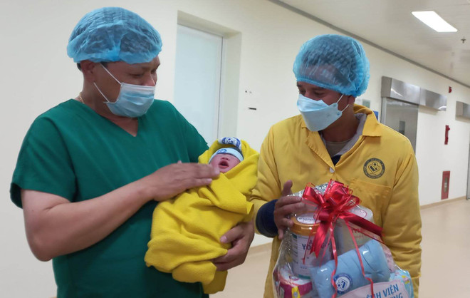 Xúc động khoảnh khắc những em bé chào đời ngày đầu tiên của năm mới ảnh 3