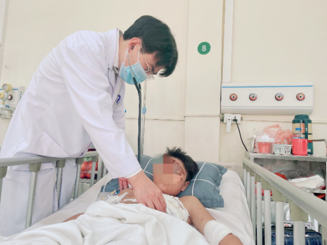 Nam thiếu niên 14 tuổi bị thương tích nặng do pháo tự chế phát nổ ảnh 1