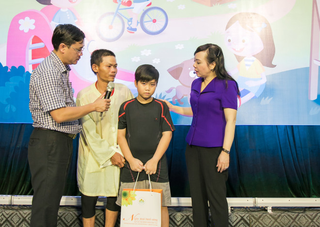 Bộ trưởng Bộ Y tế trao 120 suất quà cho bệnh nhi ung thư ảnh 1