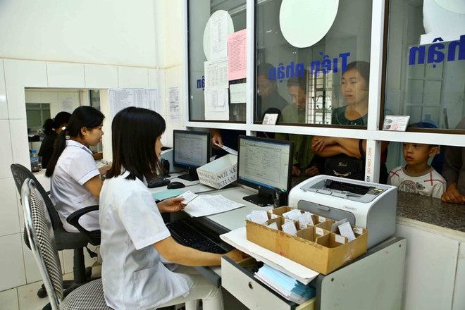 Bộ phận tiếp nhận dữ liệu của bệnh nhân thẻ bảo hiểm y tế. (Ảnh: TTXVN/Vietnam+) Vận hành phần mềm kết nối dữ liệu bảo hiểm y tế trước ngày 30/6 ảnh 1