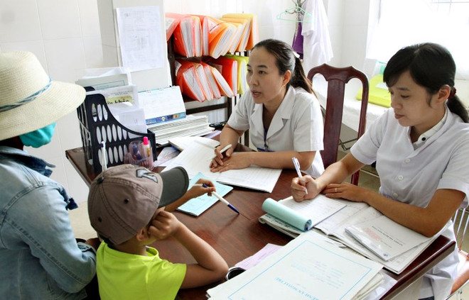 Nhân viên y tế Trung tâm phòng, chống HIV/AIDS Đắk Lắk tư vấn, kiểm tra sức khỏe cho bệnh nhân nhiễm HIV/AIDS. (Ảnh: TTXVN/Vietnam+) Cộng đồng người có HIV: Bơ vơ tìm "phao cứu sinh" bảo hiểm y tế ảnh 1