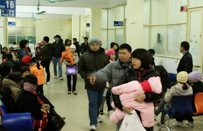 Bệnh viện Nhi Trung ương phản hồi vụ vữa trần rơi trúng bệnh nhi ảnh 1