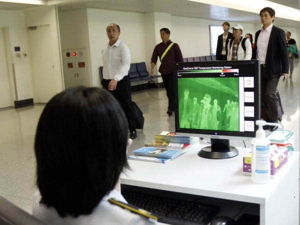 Hành khách tự nguyện cách ly không có triệu chứng bệnh Ebola ảnh 1