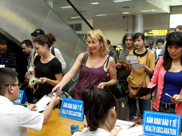 Khách từ Congo nhập cảnh vào Việt Nam phải khai báo y tế ảnh 1