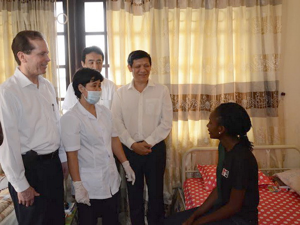 Bộ Y tế giám sát chặt sức khỏe 3 sinh viên đến từ vùng dịch Ebola ảnh 1