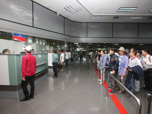 Mỗi ngày có 10 người từ vùng dịch Ebola nhập cảnh vào Việt Nam ảnh 1