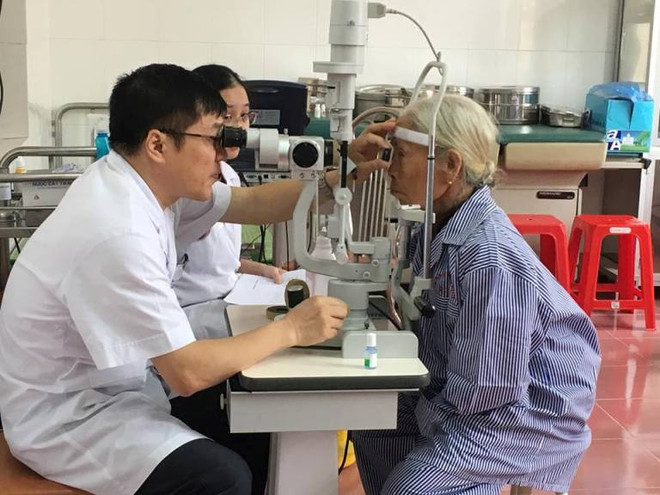 Bác sỹ khám mắt cho người cao tuổi. (Ảnh: PV/Vietnam+) Thay thủy tinh thể miễn phí cho người cao tuổi ở Nam Định ảnh 1