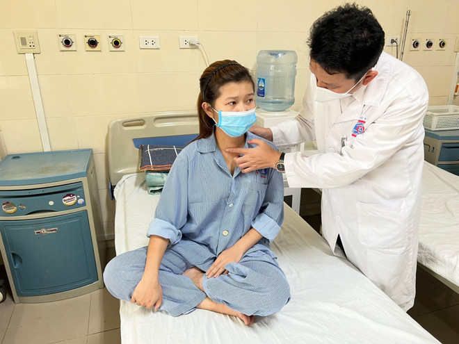 Các bác sĩ thực hiện thăm khám cho bệnh nhân sau phẫu thuật. (Ảnh: PV/Vietnam+) Việt Nam ứng dụng phẫu thuật ung thư tuyến giáp bằng Robot Davinci ảnh 2