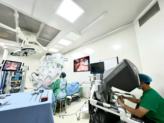 Ca phẫu thuật điều trị ung thư tuyến giáp cho người bệnh bằng hệ thống Robot Davinci thế hệ Xi hiện đại nhất. (Ảnh: PV/Vietnam+) Việt Nam ứng dụng phẫu thuật ung thư tuyến giáp bằng Robot Davinci ảnh 1