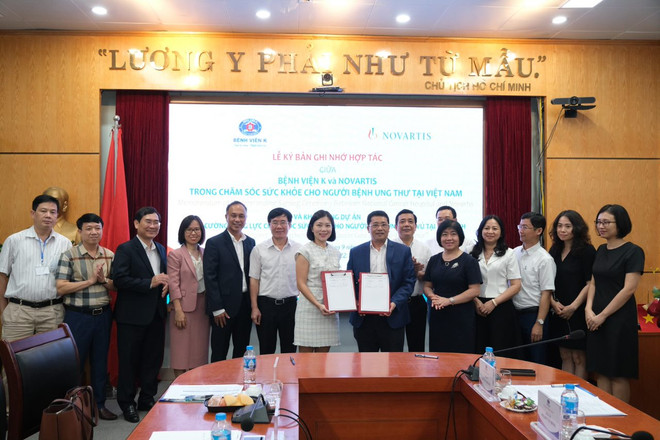 Ký kết Biên bản ghi nhớ hợp tác nhằm tăng cường năng lực chăm sóc sức khỏe cho người bệnh ung thư tại Việt Nam. (Ảnh: PV/Vietnam+) Tăng cường năng lực chăm sóc sức khỏe người bệnh ung thư tại Việt Nam ảnh 1