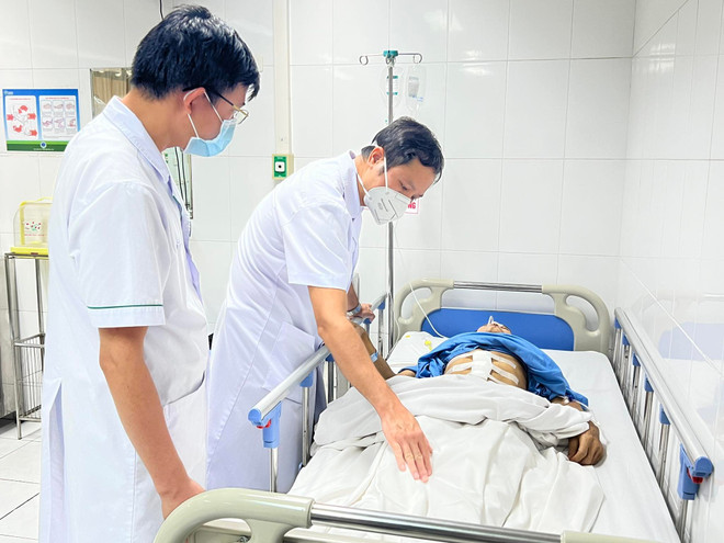 Các bác sỹ kiểm tra sức khỏe cho một bệnh nhân bị ung thư dạ dày sau phẫu thuật. (Ảnh: PV/Vietnam+) Người mắc bệnh ung thư dạ dày tại Việt Nam đang có xu hướng trẻ hóa ảnh 2