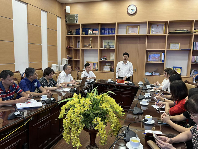 Các đại biểu tại cuộc họp về công tác thu dung, điều trị bệnh nhi mắc Adenovirus. (Ảnh: L.H/Vietnam+) Bộ Y tế họp khẩn để ứng phó với số ca mắc Adeno virus tăng cao ảnh 1