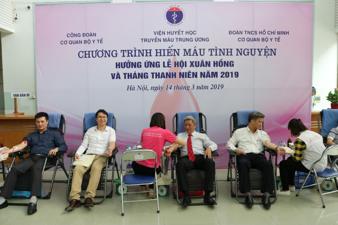 Cán bộ Bộ Y tế hiến máu tại Chương trình. (Ảnh: PV/Vietnam+) Bộ Y tế tổ chức Chương trình hiến máu tình nguyện vì cộng đồng ảnh 1