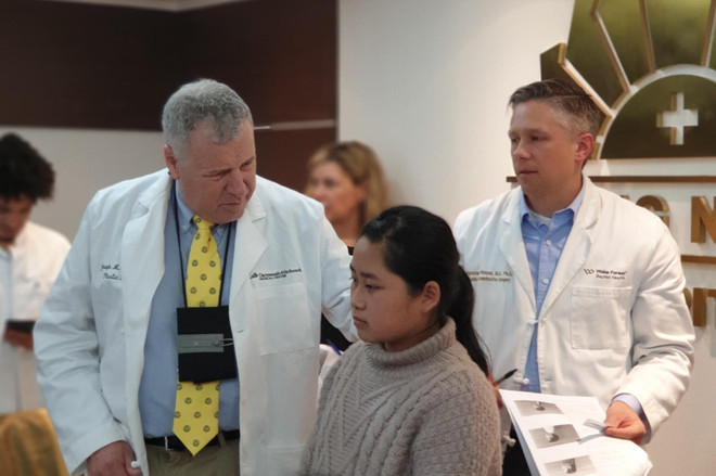 “Bàn tay vàng” nước Mỹ phẫu thuật thẩm mỹ cho trẻ em Việt Nam ảnh 1