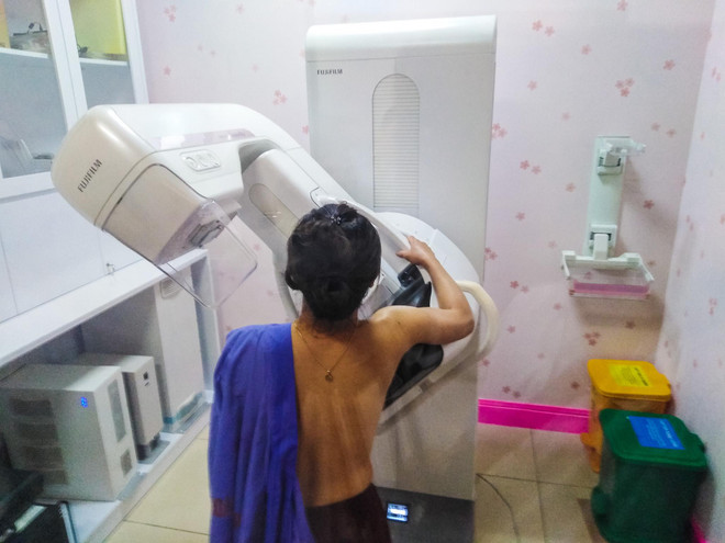 Chụp X-quang tuyến vú phát hiện ung thư vú sớm cho bệnh nhân tại Bệnh viện Bạch Mai. (Ảnh: Lê Hoàng/Vietnam+) Bạch Mai triển khai hút chân không loại bỏ u vú không cần phẫu thuật ảnh 1