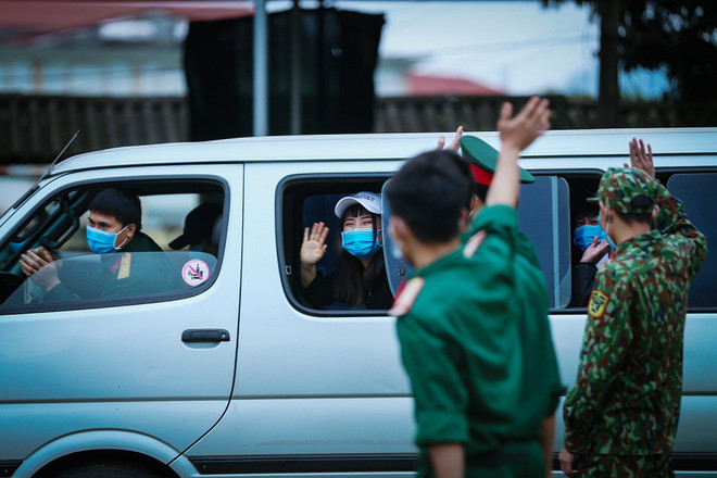 106 công dân Việt Nam hoàn thành thời gian cách ly tại Hòa Bình, trở về với gia đình, tháng 3/2020. (Ảnh: Trọng Đạt/TTXVN) Tròn 1 năm chống dịch COVID-19: Việt Nam biến những mối nguy thành cơ… ảnh 4
