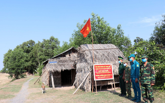 Chốt kiểm dịch khu vực biên giới G1 ấp Vinh, xã Mỹ Quý Tâ (Đức Huệ, Long An). (Ảnh: Xuân Khu/TTXVN) Tròn 1 năm chống dịch COVID-19: Việt Nam biến những mối nguy thành cơ… ảnh 5