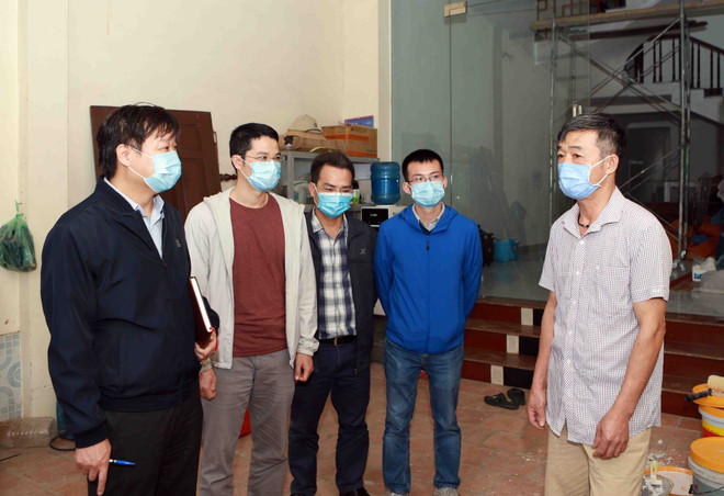 Tổ công tác đặc biệt chống dịch của Bộ Y tế tới nhà một người dân tại xã Sơn Lôi. Bác sỹ Tú (thứ hai từ phải sang). (Ảnh: Hoàng Hùng/TTXVN) Chuyện về đội quân dịch tễ ‘’đắp đê vây giặc’’ COVID-19 ảnh 6
