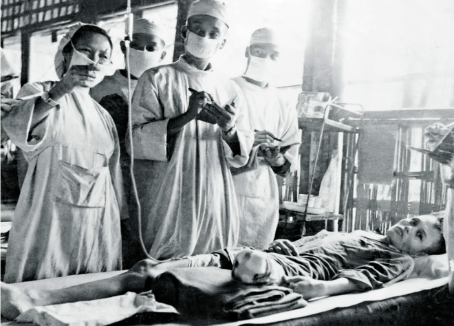 'Người lính áo trắng' chinh phục những đỉnh cao y học thế giới ảnh 2