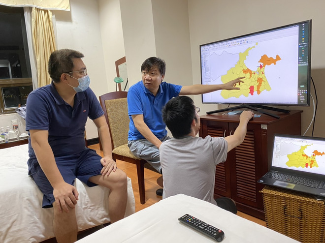 Phó giáo sư Trần Như Dương (áo xanh) và bác sỹ Trần Anh Tú (trái) cùng đồng nghiệp thảo luận về tình hình dịch tễ ở mọi lúc, mọi nơi. (Ảnh: PV/Vietnam+) Chuyện về đội quân dịch tễ ‘’đắp đê vây giặc’’ COVID-19 ảnh 8