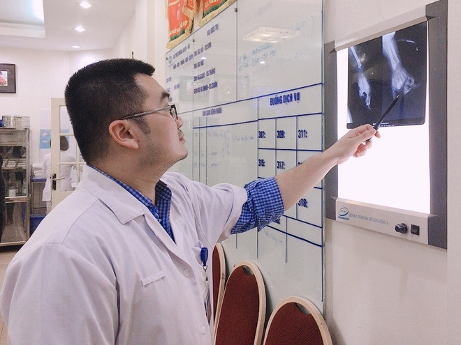 Cho tay vào máy xay hoa quả, bé gái 2 tuổi bị dập nát bàn tay ảnh 1