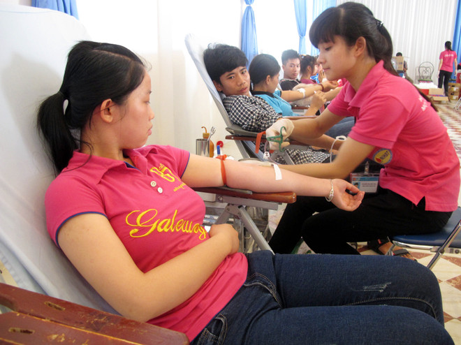 Các bạn trẻ tham gia hiến máu tình nguyện. (Ảnh: TTXVN) Tôn vinh 100 người hiến máu tình nguyện tiêu biểu Việt Nam ảnh 1