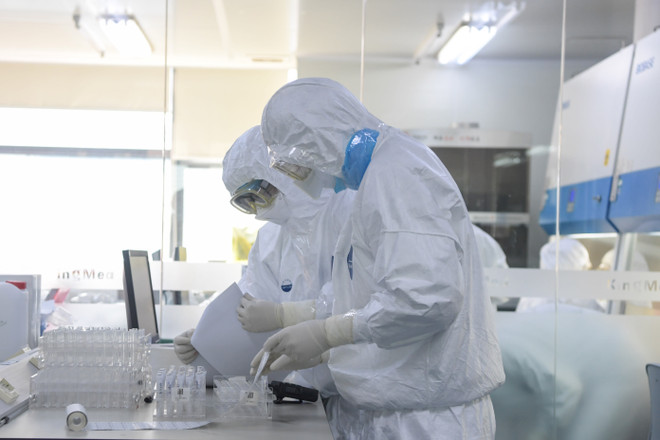 Chuyên gia lý giải nguyên nhân về 'làn sóng' nhân viên y tế nghỉ việc ảnh 1