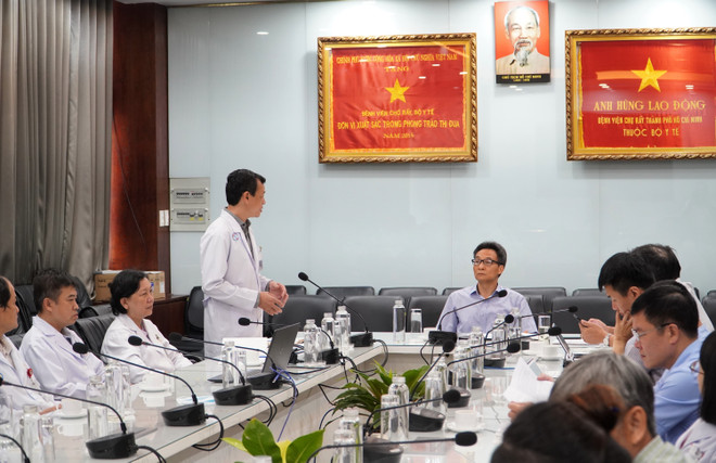Phó Thủ tướng Vũ Đức Đam làm việc với Bệnh viện Chợ Rẫy. (Ảnh: TTXVN/Vietnam+) 'Cơn khát' thuốc điều trị, vật tư y tế: 'Khi trăm dâu đổ đầu tằm' ảnh 3