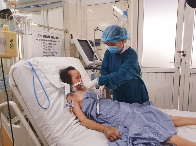 Nhân viên y tế chăm sóc cho bệnh nhân sốt mò đang điều trị tại Trung tâm. (Ảnh: PV/Vietnam+) Nữ bệnh nhân suy hô hấp, nhiễm trùng huyết vì vết loét do mò cắn ảnh 1