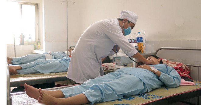 Bác sỹ tại Bệnh viện đa khoa tỉnh Phú Yên thăm khám cho bệnh nhân sốt xuất huyết. (Ảnh: Xuân Triệu/TTXVN) Ca mắc sốt xuất huyết đang tăng nhanh, Bộ Y tế phân tuyến điều trị ảnh 1