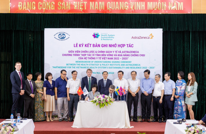 Các bên ký kết chương trình hợp tác toàn diện trong ba năm. (Ảnh: PV/Vietnam+) Cấp thiết đánh giá toàn diện hiện trạng của hệ thống y tế Việt Nam ảnh 3