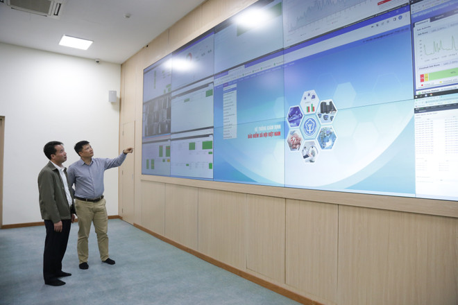 Tổng Giám đốc Bảo hiểm Xã hội Việt Nam Nguyễn Thế Mạnh kiểm tra hoạt động Hệ thống thông tin giám định bảo hiểm y tế. (Ảnh: PV/Vietnam+) Quỹ bảo hiểm y tế chi trả tiền tỷ cho nhiều bệnh nhân bệnh hiểm nghèo ảnh 2