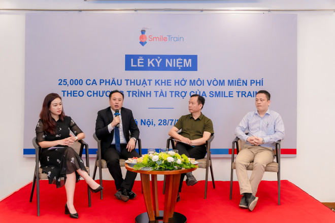 Các chuyên gia tại buổi lễ công bố, (Ảnh: PV/Vietnam+) 25.000 ca phẫu thuật mang lại nụ cười cho nhiều em nhỏ bị dị tật ảnh 4