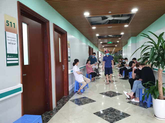 Người dân chờ khám chữa bệnh tại Bệnh viện Bạch Mai. (Ảnh: T.G/Vietnam+) Tháo gỡ thanh quyết toán chi phí khám chữa bệnh ở Bệnh viện Bạch Mai ảnh 1