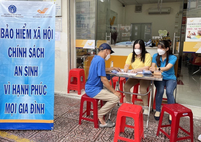 Nhân viên bảo hiểm xã hội tư vấn về chính sách bảo hiểm xã hội, bảo hiểm y tế cho người dân. (Ảnh: TTXVN/Vietnam+) Quỹ bảo hiểm y tế chi trả tiền tỷ cho nhiều bệnh nhân bệnh hiểm nghèo ảnh 1