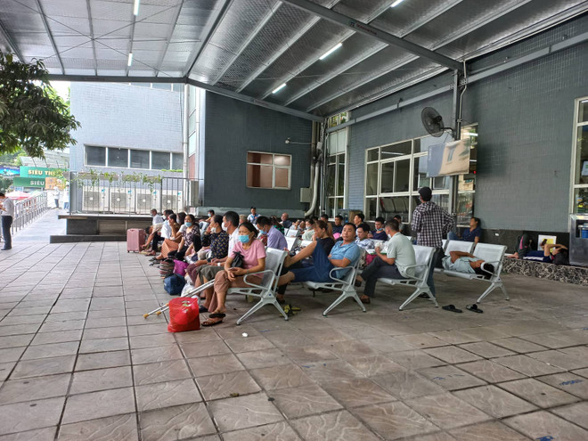 Người dân ngồi chờ khi đi khám chữa bệnh tại một cơ sở y tế. (Ảnh: PV/Vietnam+) Giải bài toán thuốc, vật tư y tế: Cần hành lang pháp lý phù hợp ảnh 5